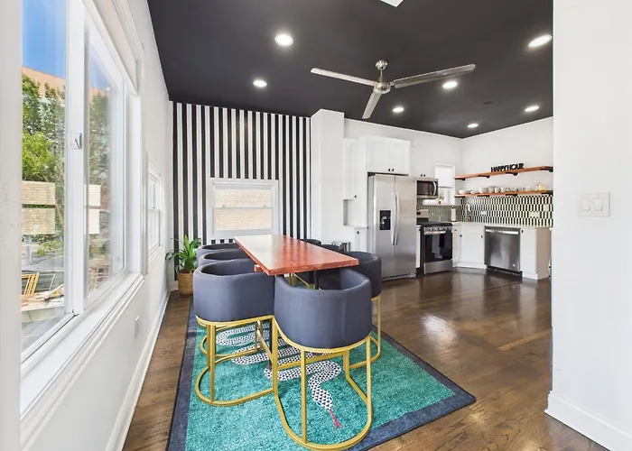 Wrigleyville Gem With Hidden Bar & Vintage Charm Apartamento *