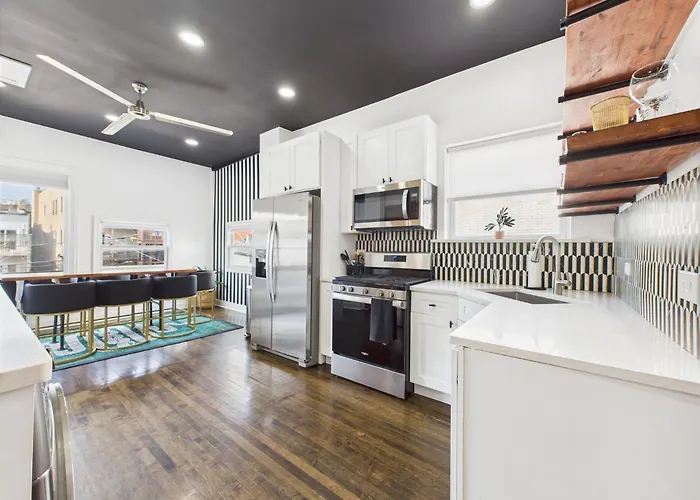 Wrigleyville Gem With Hidden Bar & Vintage Charm Apartamento