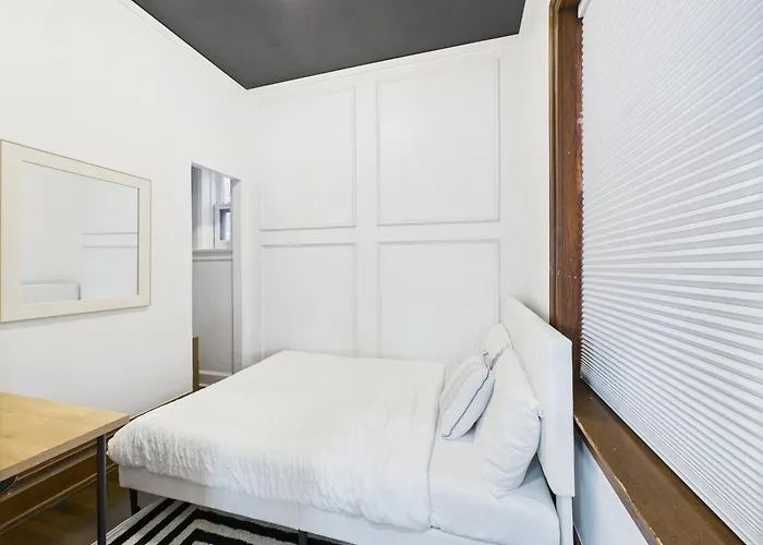 Apartamento Wrigleyville Gem With Hidden Bar & Vintage Charm *