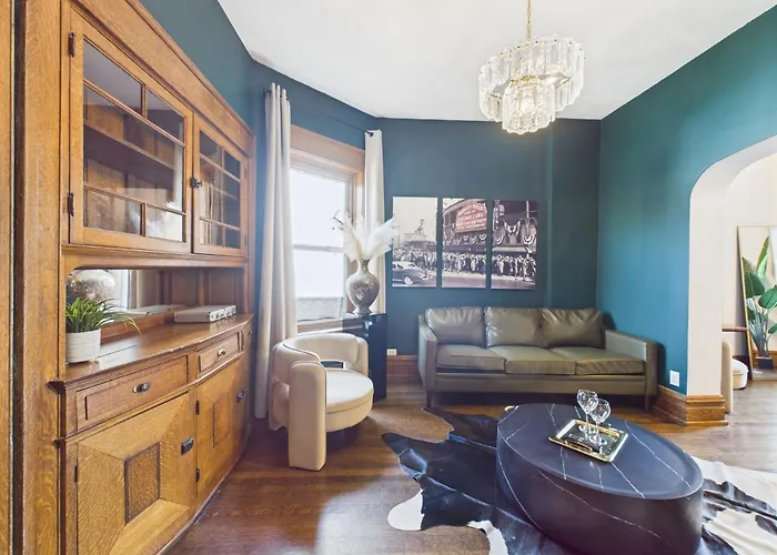 Wrigleyville Gem With Hidden Bar & Vintage Charm Apartamento *