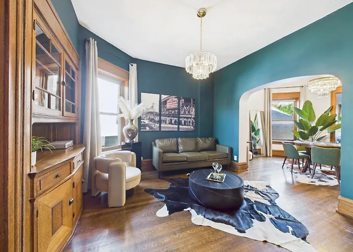 Wrigleyville Gem With Hidden Bar & Vintage Charm Chicago
