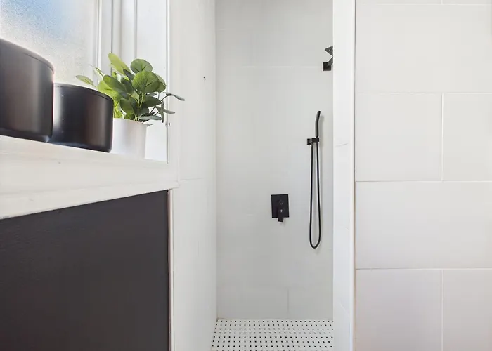 Apartamento Wrigleyville Gem With Hidden Bar & Vintage Charm *