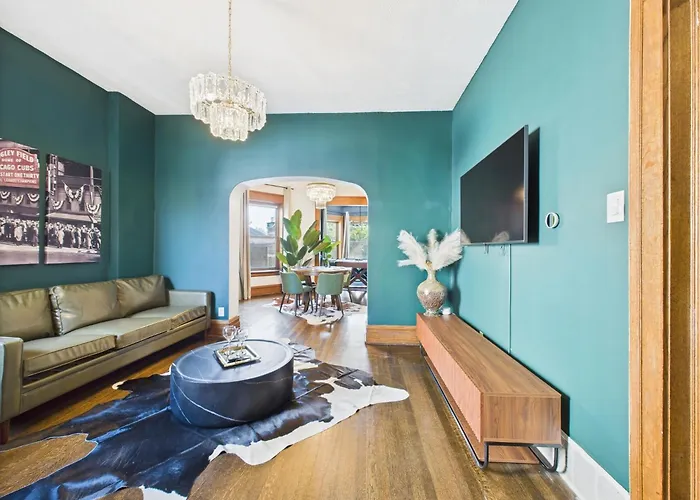 Wrigleyville Gem With Hidden Bar & Vintage Charm * Chicago