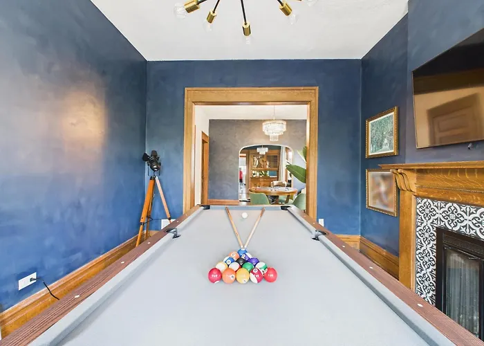 Wrigleyville Gem With Hidden Bar & Vintage Charm Apartamento
