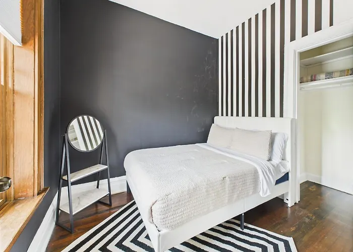 Apartamento Wrigleyville Gem With Hidden Bar & Vintage Charm *