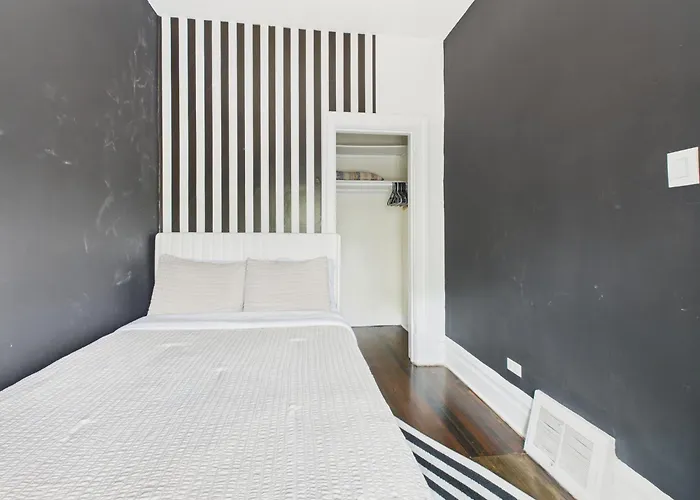 Apartamento Wrigleyville Gem With Hidden Bar & Vintage Charm