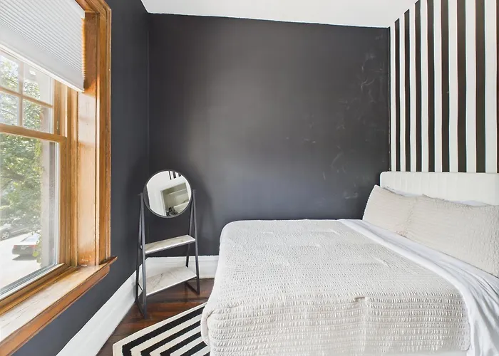 Wrigleyville Gem With Hidden Bar & Vintage Charm Apartamento